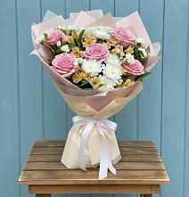 Букет цветов из:  Гвоздики, Орхидеи и Розы в Нижних Ачалуках