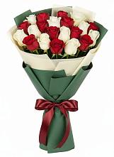 Букет Микс из красных и белых роз в Нижних Ачалуках