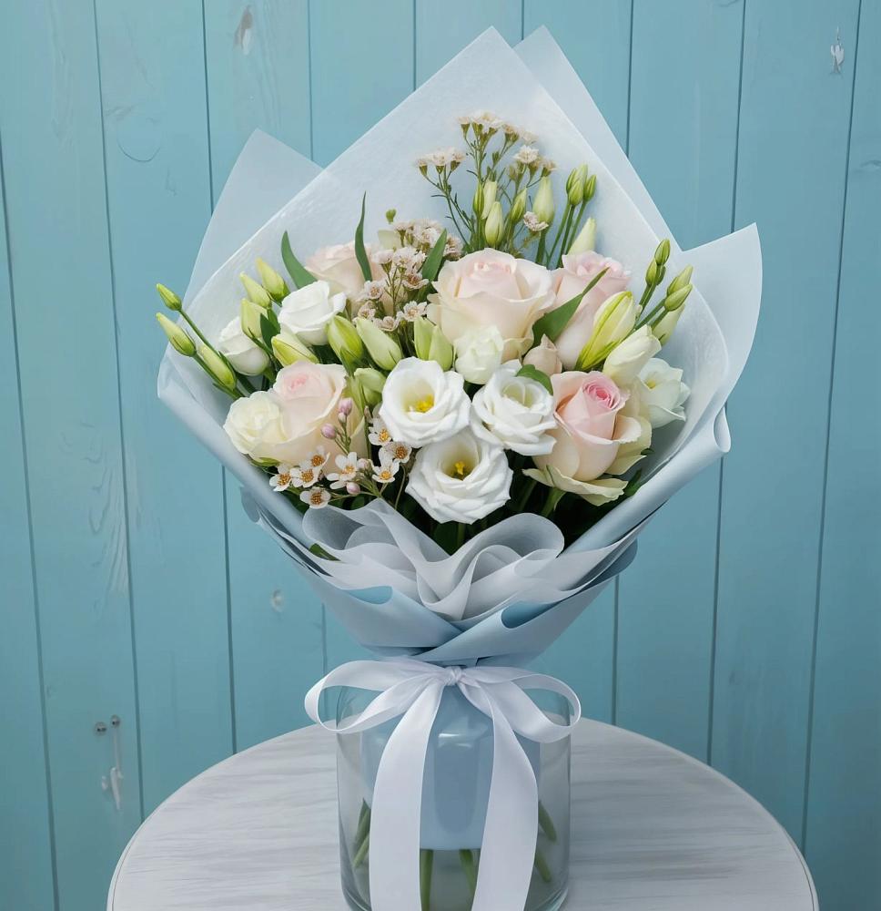 Букет цветов из: Розы и Лизиантусы в Нижних Ачалуках