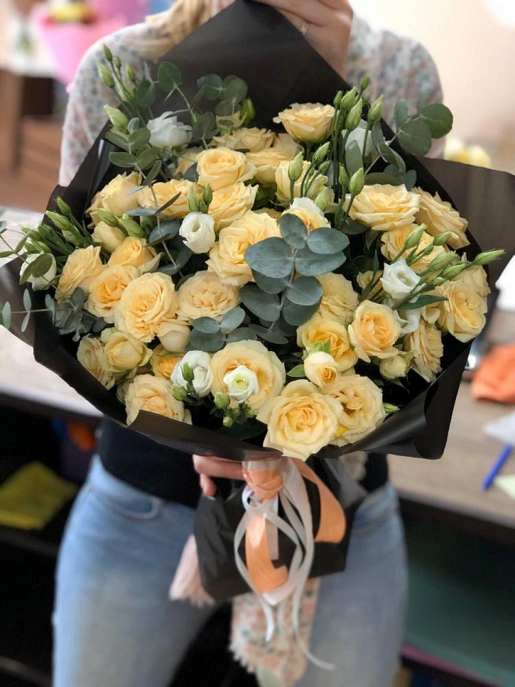 Букет цветов из: Розы и Лизиантусы в Нижних Ачалуках