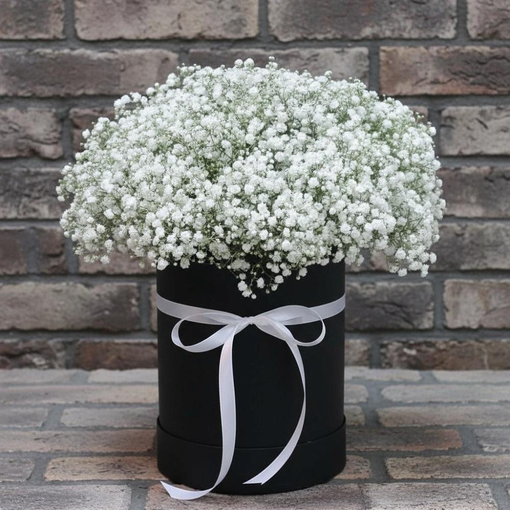 Цветочная композиция из Гипсофила в шляпной коробке в Нижних Ачалуках