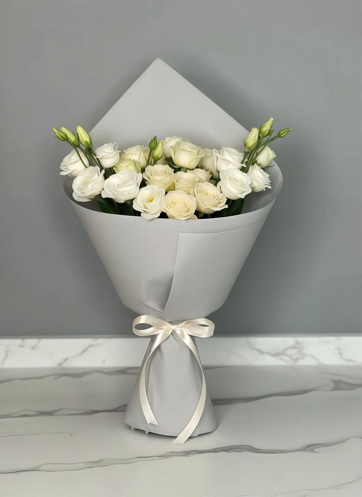 Букет цветов из: Розы и Лизиантусы в Нижних Ачалуках