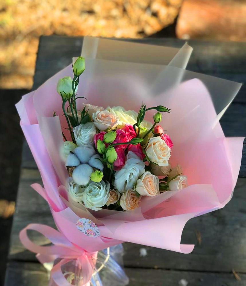 Букет цветов из: Розы и Лизиантусы в Нижних Ачалуках