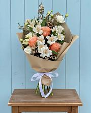 Букет цветов из:  Альстромерии, Лизиантусы, Розы и Хризантемы в Нижних Ачалуках