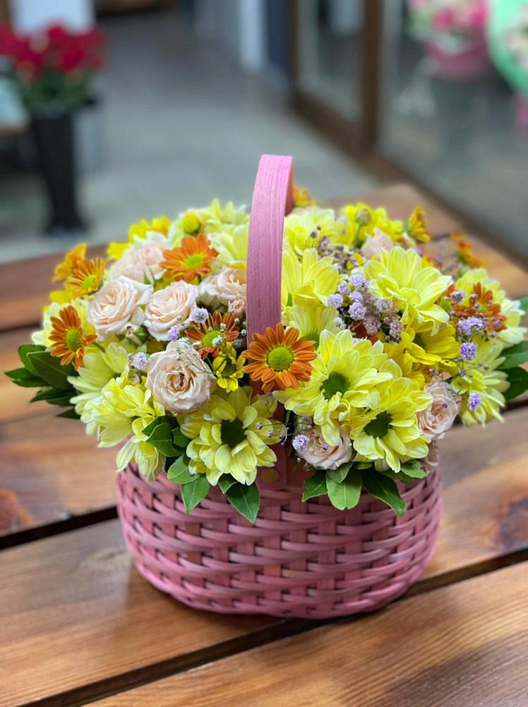 Цветочная композиция из Хризантемы и Розы в корзине в Нижних Ачалуках