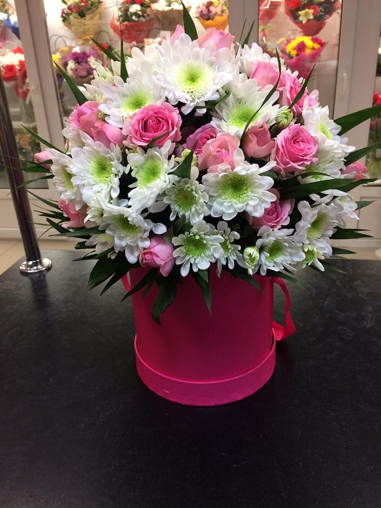 Цветочная композиция из Розы и Хризантемы в шляпной коробке в Нижних Ачалуках