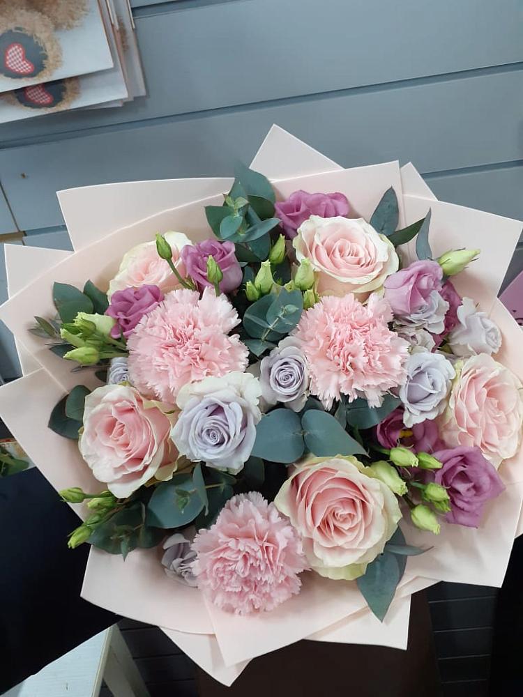 Букет цветов из: Розы, Гвоздики и Лизиантусы в Нижних Ачалуках