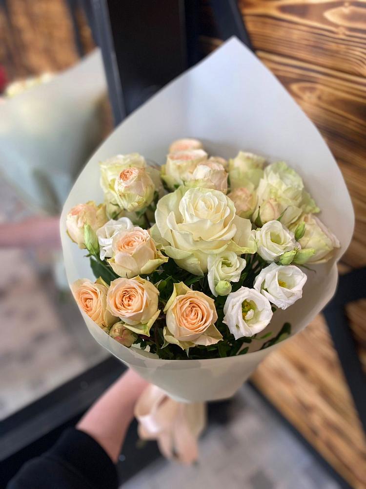 Букет цветов из: Розы и Лизиантусы в Нижних Ачалуках